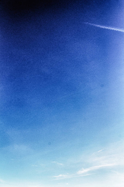 Σαφή μπλε ουρανό με ελαφριά λευκά σύννεφα φίλτρο Hdr. - Φωτογραφία, εικόνα