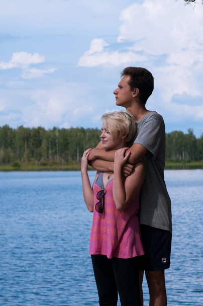 young couple at the lake shore - Zdjęcie, obraz