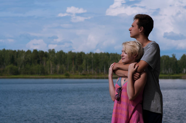 young couple at the lake shore - Foto, Bild