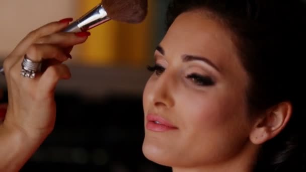 Bride doing makeup in the morning in a room - Imágenes, Vídeo