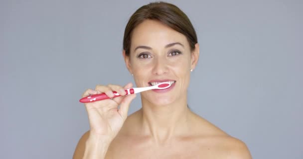 Mujer joven y saludable limpiando sus dientes
 - Metraje, vídeo