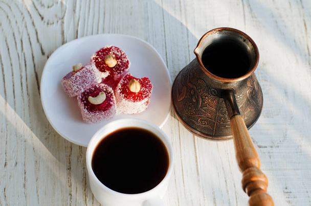 Вид сверху на кофе турецкий восторг и горшки на солнце
 - Фото, изображение
