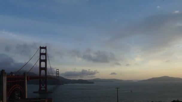 Snel bewegen wolk time-lapse over de Golden Gate Bridge - Video