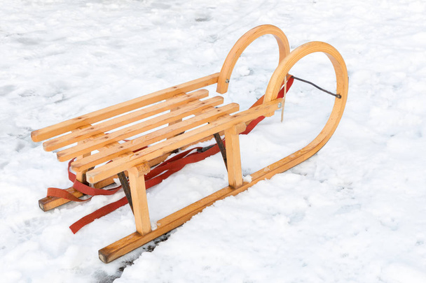 traîneau en bois pour enfants dans la neige hivernale
 - Photo, image