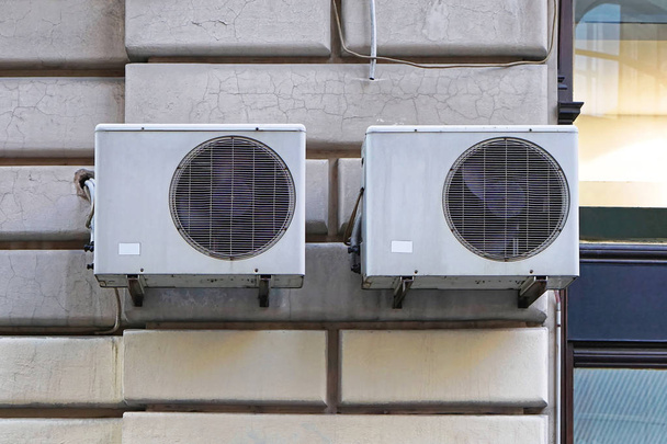 Deux climatiseurs
 - Photo, image