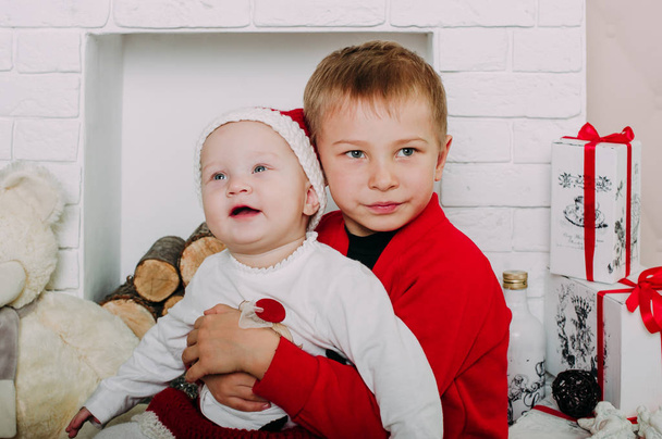 Portrait d'enfants heureux avec des boîtes-cadeaux et des décorations de Noël. Deux enfants s'amusent à la maison
 - Photo, image