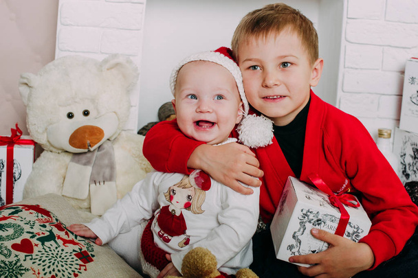 Ritratto di bambini felici con scatole regalo di Natale e decorazioni. Due bambini si divertono a casa
 - Foto, immagini