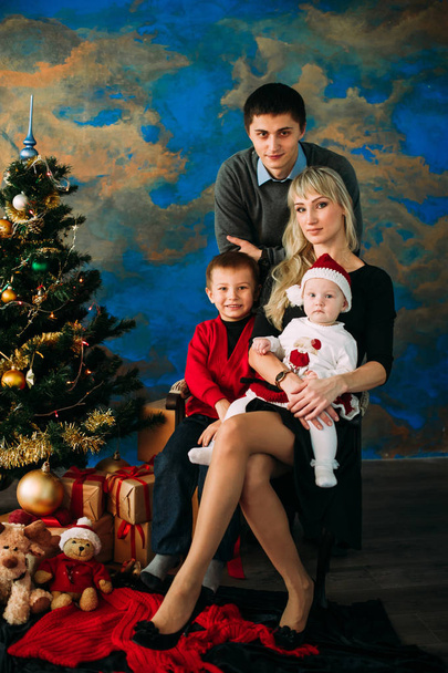 Портрет дружньої сім'ї, що дивиться на камеру в різдвяний вечір
 - Фото, зображення