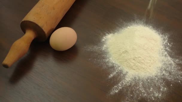 Tamizar la harina que cae en la mesa de la panadería
  - Metraje, vídeo