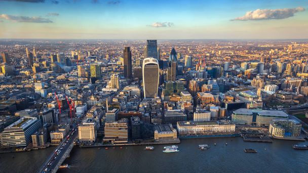 Londyn, Anglia - Aerial panoramę Londynu o zachodzie słońca. Ten widok zawiera Tamizy, dzielnicy finansowej banku, London bridge, słynnych wieżowców oraz pomnik - Zdjęcie, obraz
