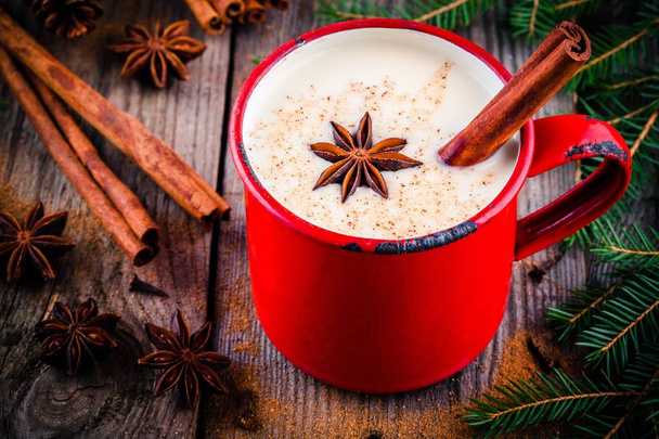 Noel içki: sıcak beyaz çikolata tarçın ve kırmızı mug içinde anason ile  - Fotoğraf, Görsel