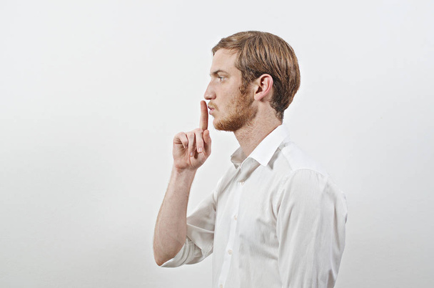 Legyen csendes - fiatal felnőtt férfi kézmozdulatok fehér ing - Fotó, kép