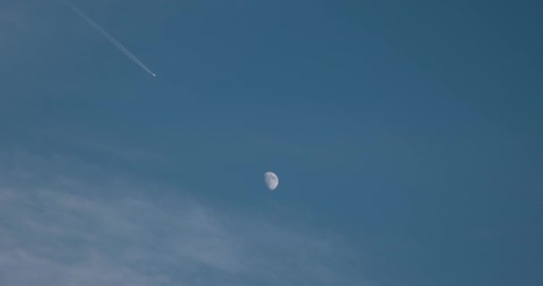 Moon Encounter Jet Airplane Passing Fuel Trail contro Blue Sky Aircraft Fligh
 - Filmati, video
