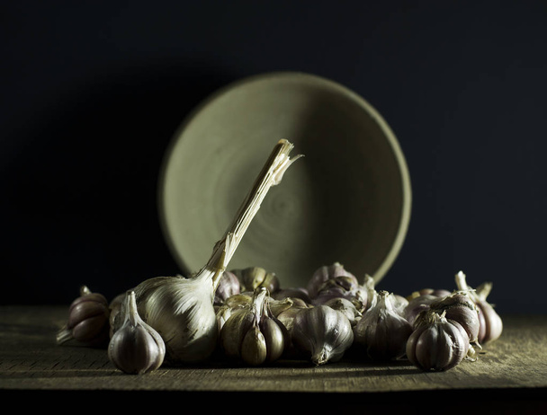 Teste di aglio in ciotola
 - Foto, immagini