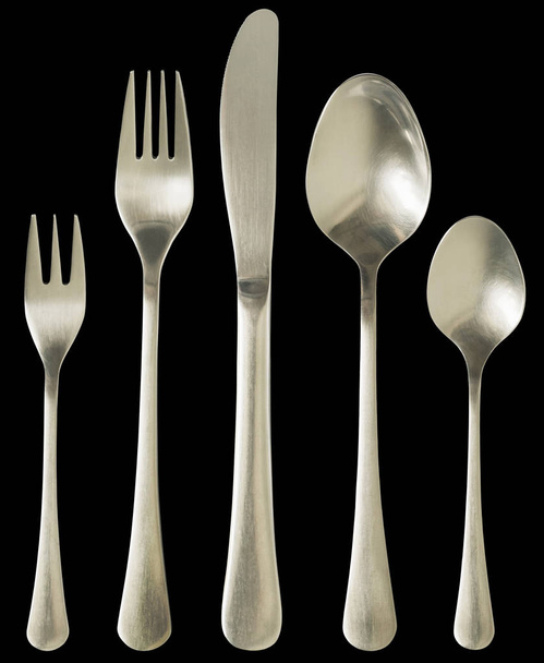 Μαχαιροπήρουνα σετ μαχαίρι με δείπνο και επιδόρπιο πιρούνια με σούπα και Κουτάλια γλυκού απομονώνονται σε μαύρο φόντο - Φωτογραφία, εικόνα