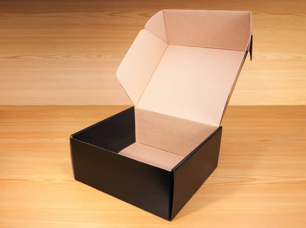 Открытый ящик на деревянном фоне
 - Фото, изображение