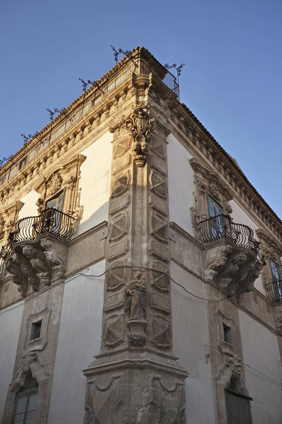 Italia, Sicilia, Scicli (provincia de Ragusa), la fachada barroca del Palacio Beneventano
 - Foto, Imagen