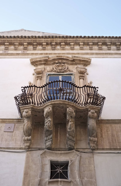 Italia, Sicilia, Scicli (provincia de Ragusa), la fachada barroca del Palacio Beneventano y balcón
 - Foto, Imagen