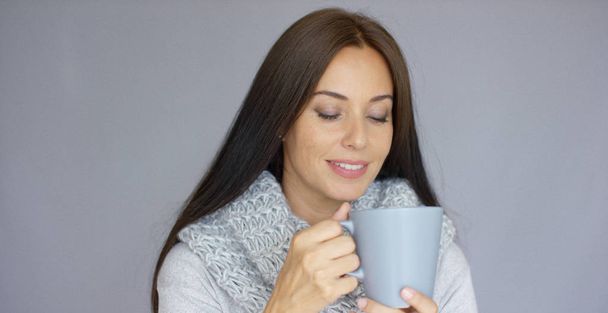 Bella donna bruna con una tazza di bevanda calda
 - Foto, immagini
