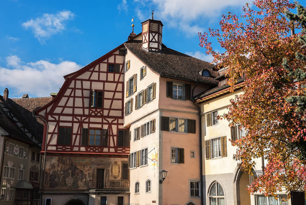  Maisons de fachwerk médiévales peintes avec des fresques dans le centre-ville de Stein am Rhein, Suisse
 - Photo, image