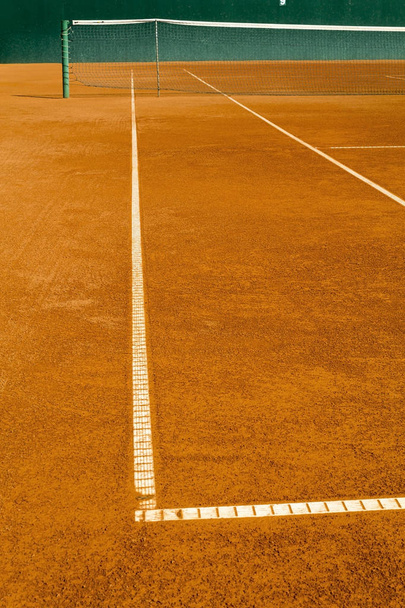      Prázdné červené antukový tenisový kurt  - Fotografie, Obrázek