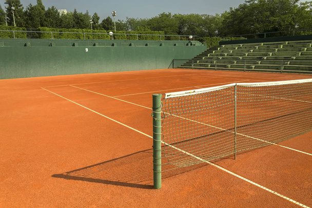      Kort tenisowy pusty czerwona glina  - Zdjęcie, obraz