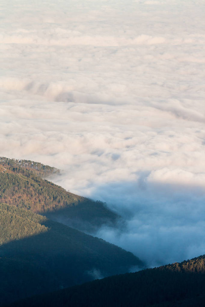 Pilvinen yli vuorten
 - Valokuva, kuva