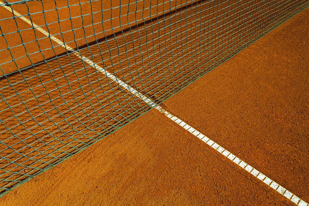      Kort tenisowy pusty czerwona glina  - Zdjęcie, obraz