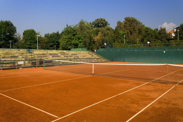      Tyhjä punainen savi tenniskenttä
  - Valokuva, kuva