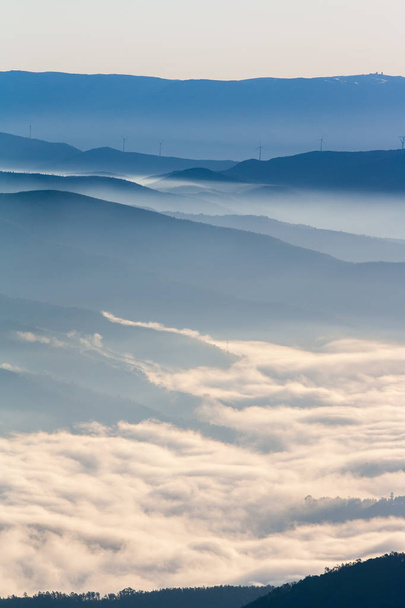Misty hills in the morning - Valokuva, kuva