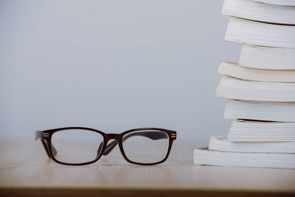 Книга и очки
 - Фото, изображение