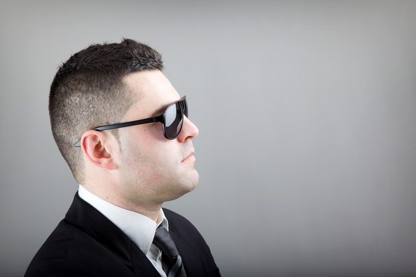 灰色の背景上の若いビジネス男プロフィール - 写真・画像