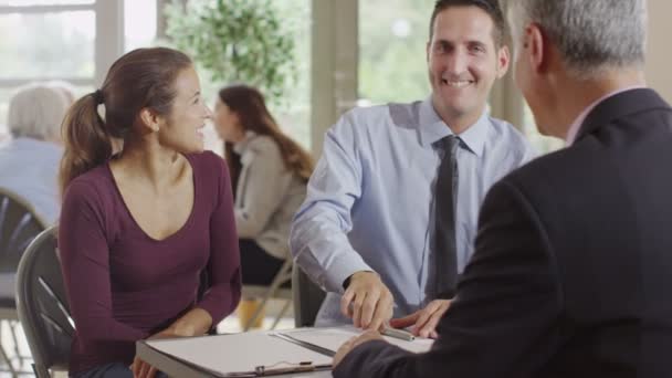  Pareja en reunión con asesor financiero
 - Metraje, vídeo