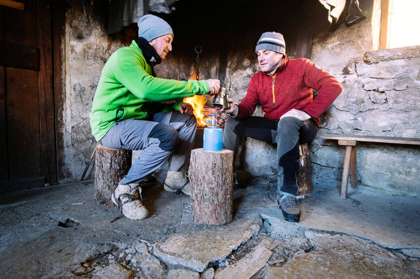 山の中の暖炉の友人 wam とドリンク フロント - 写真・画像