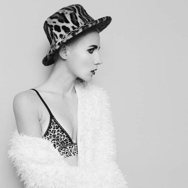 Sexy lady in a stylish leopard hat and coat. Nightlife style - Φωτογραφία, εικόνα