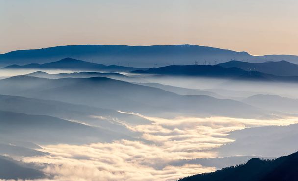 Las colinas nubladas por la mañana
 - Foto, Imagen