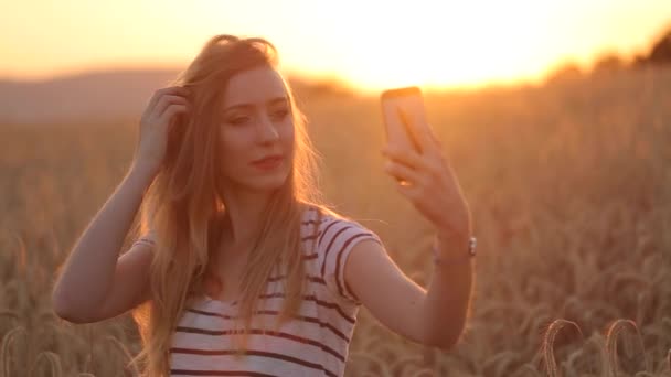 selfie shoot a girl at sunset slow motion video - Filmati, video