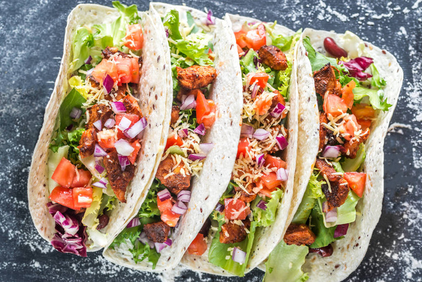 Quattro tacos messicani su sfondo nero
 - Foto, immagini