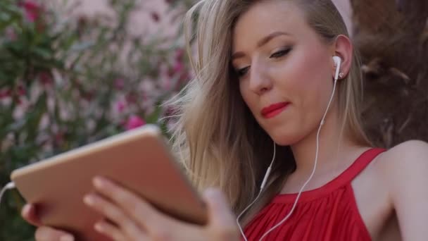 Teenager Girl Using Digital Tablet, Listening Music - Πλάνα, βίντεο