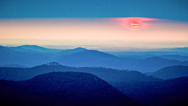 dağ aralığı üzerinde bulutlar üzerinden gündoğumu güneş peeks - Fotoğraf, Görsel
