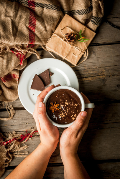Fille boit tasse de chocolat chaud, avec cadeau de Noël
  - Photo, image