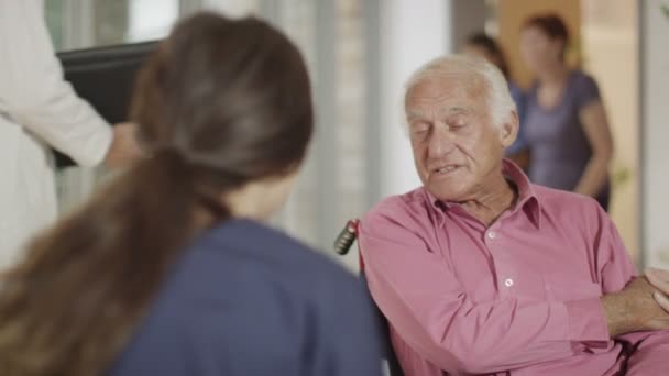 nurse giving support to patient - Séquence, vidéo