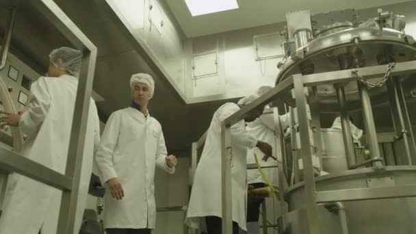 Науковці на дослідному заводі
 - Кадри, відео