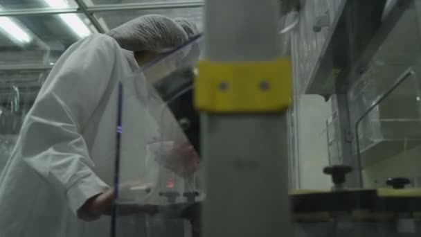 Arbeiter inspizieren medizinische Container - Filmmaterial, Video