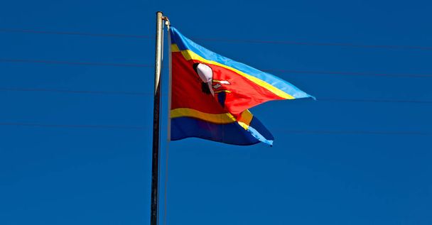  en Swazilandia ondeando bandera y cielo
     - Foto, imagen
