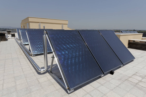 Italia, Roma, pannelli solari fotovoltaici sul tetto di un edificio - Foto, immagini