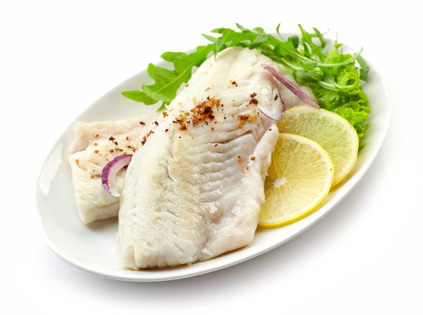 filetes de pescado perca asada en plato blanco
 - Foto, imagen