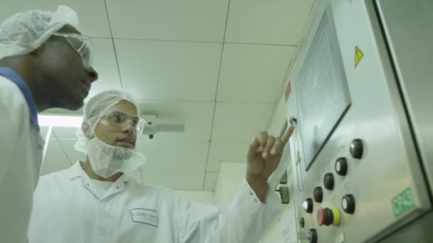 Wetenschappers in farmaceutisch onderzoek fabriek - Video