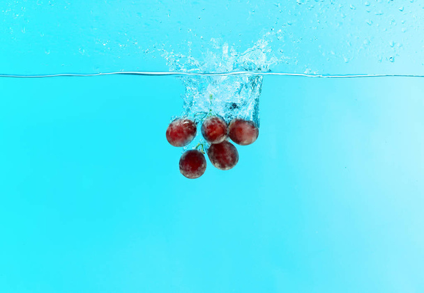 Grapes falling into water - Фото, зображення