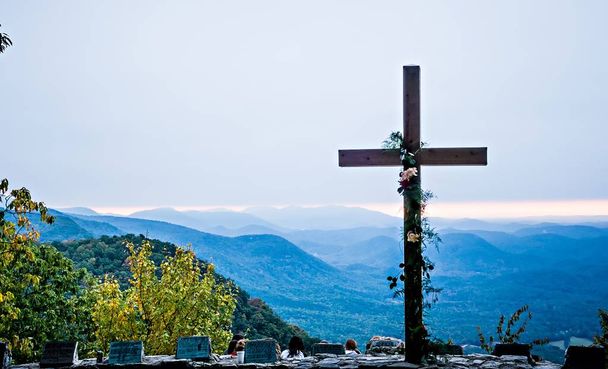 chrześcijański krzyż kultu z widokiem na góry o wschodzie słońca - Zdjęcie, obraz